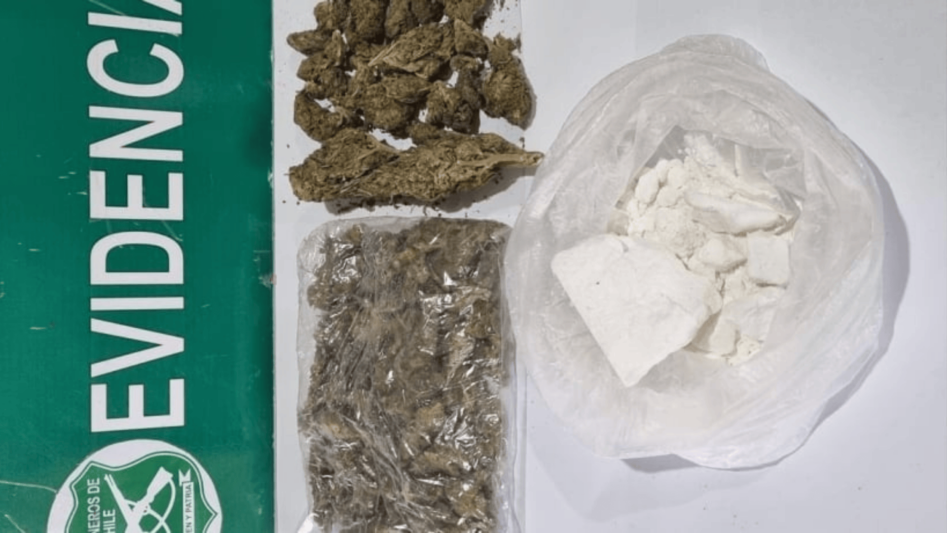 Dos jóvenes detenidos con marihuana y presunta cocaína en bus rumbo a Hualaihué