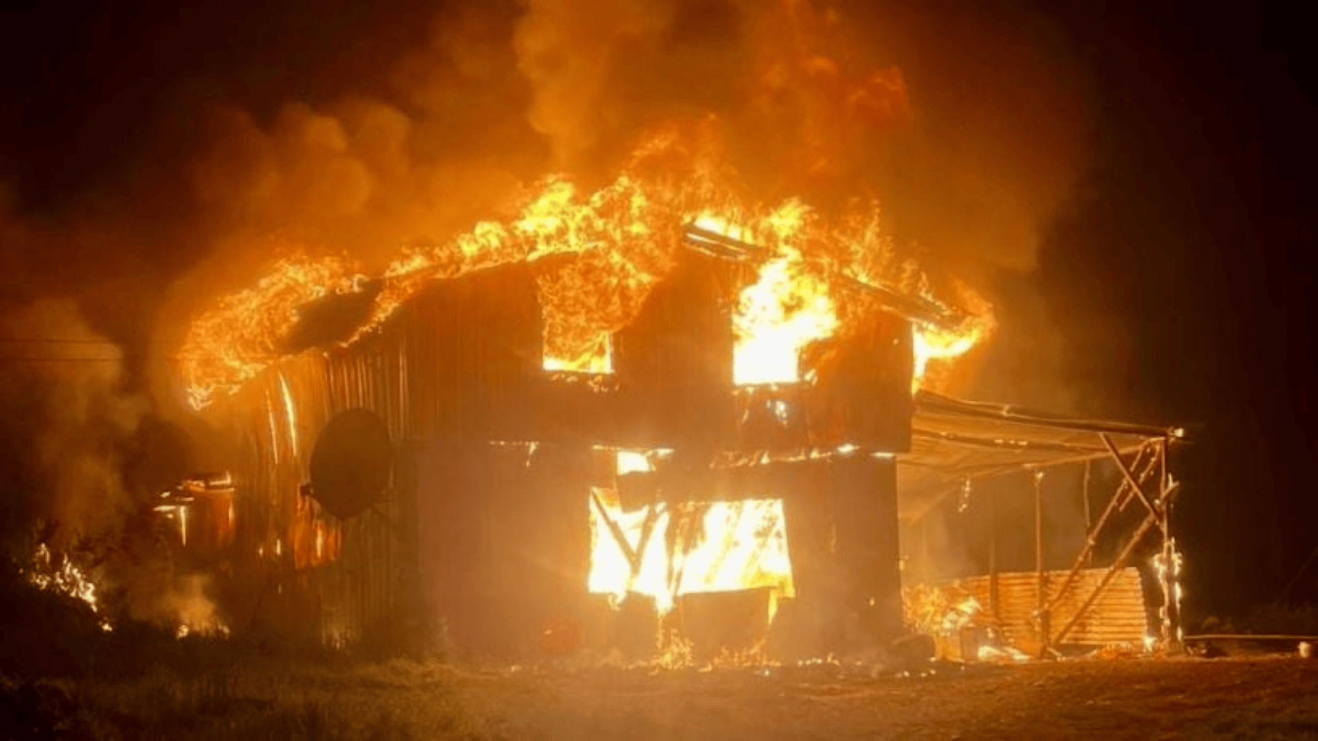 Incendio destruye vivienda de dos pisos en la parte alta de Cuesta Zúñiga