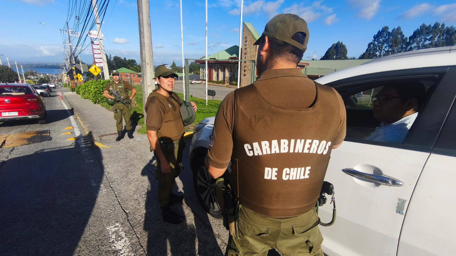 Carabineros mantiene controles vehiculares en accesos a Puerto Varas por funcionario baleado