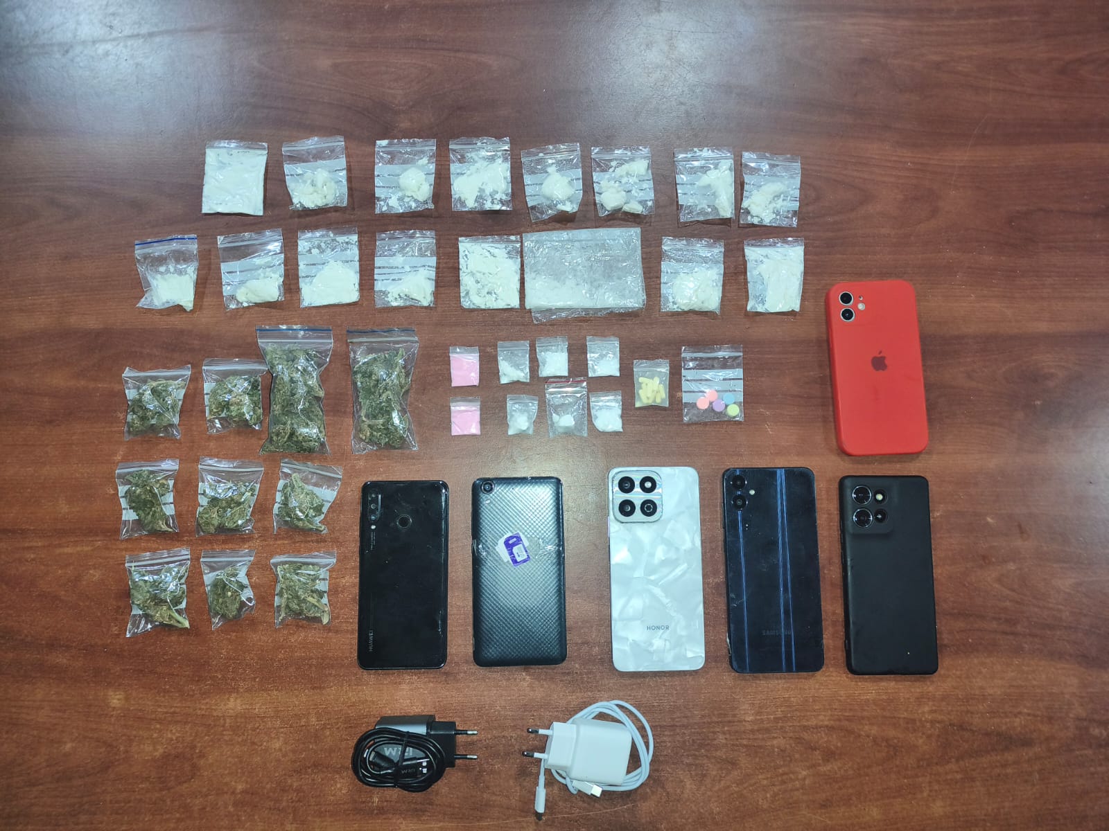 Carabineros detuvieron a dos personas que portaban y arrojarían drogas a cárcel de Puerto Montt