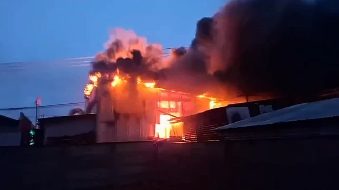 Seis compañías de Bomberos combatieron incendio que afectó a una vulcanización en Puerto Montt