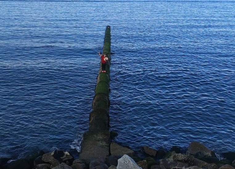 Hombre escapó hacia tubo de desagüe en el mar para evadir fiscalización por comercio ambulante en Puerto Montt