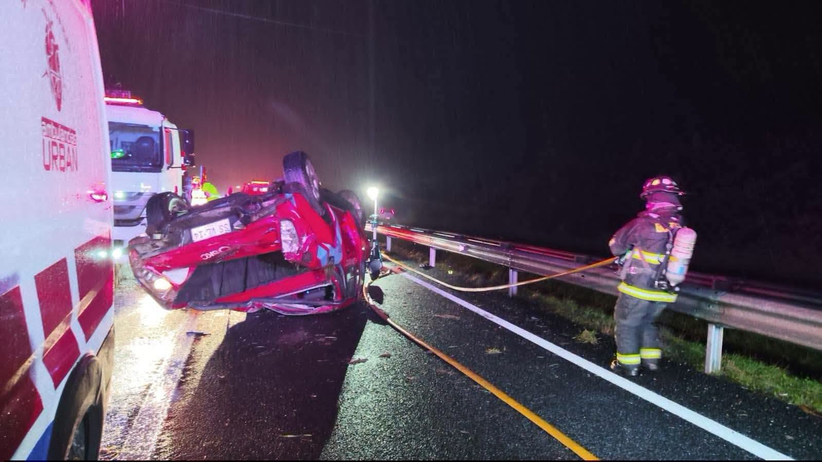 Volcamiento de vehículo obligó a suspender el tránsito en la ruta 5 entre Puerto Varas y Puerto Montt