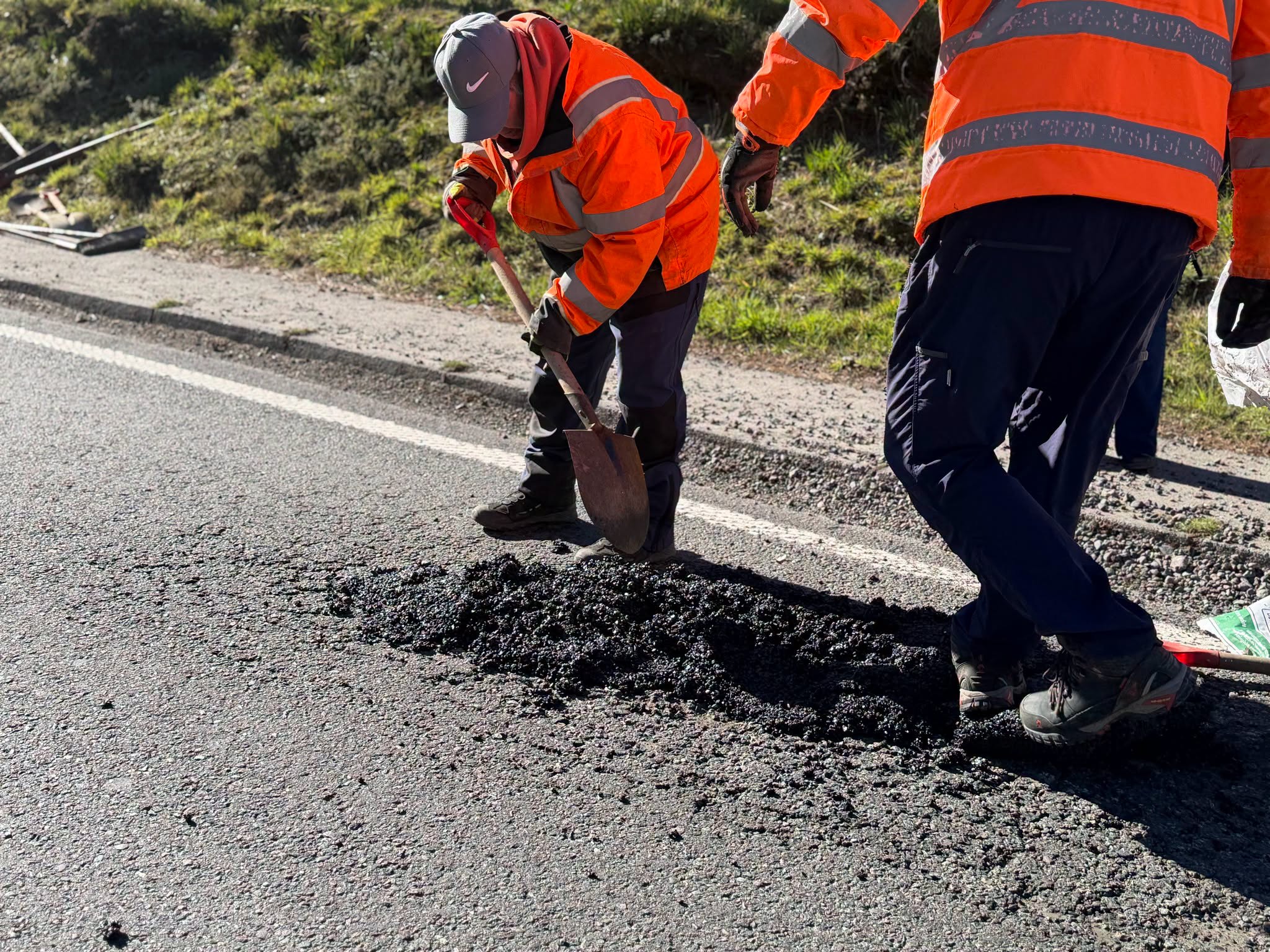 Avanza reparación de baches en Carretera Austral en Puerto Montt