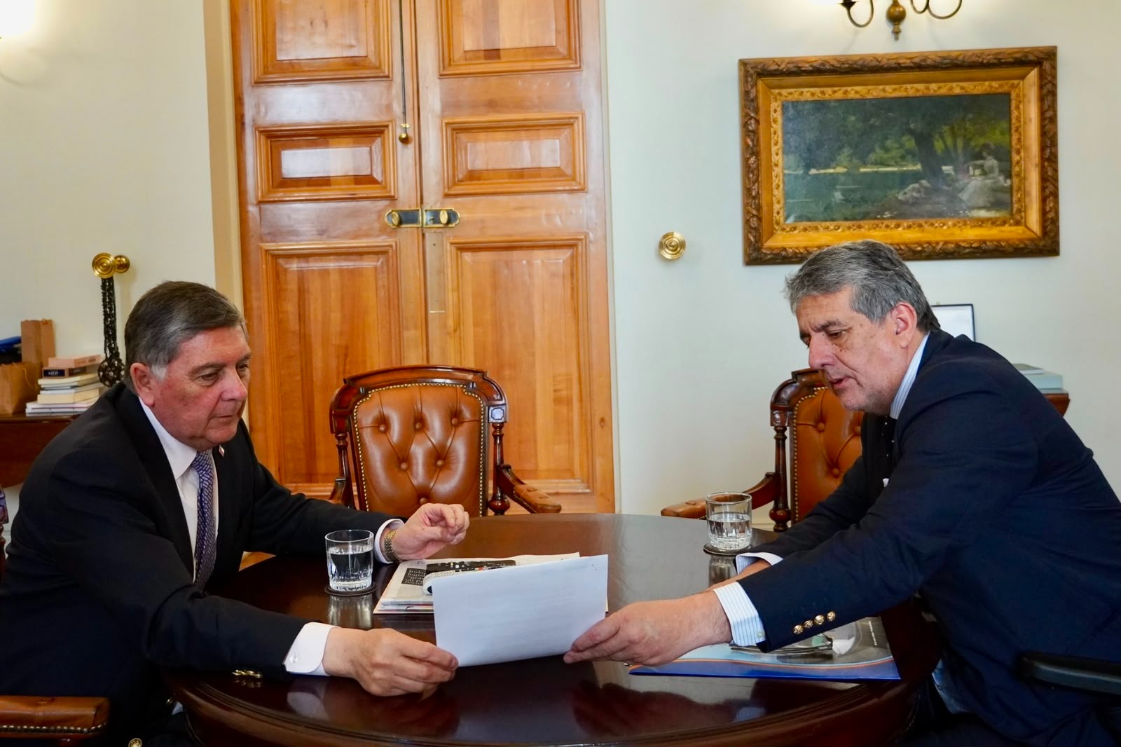 Gobernador Santana compromete apoyo para avanzar en la modernización del Complejo Fronterizo Cardenal Samoré