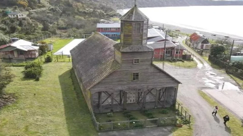 Piden al Gobierno medidas urgentes para conservación de dos iglesias patrimoniales en Puqueldón