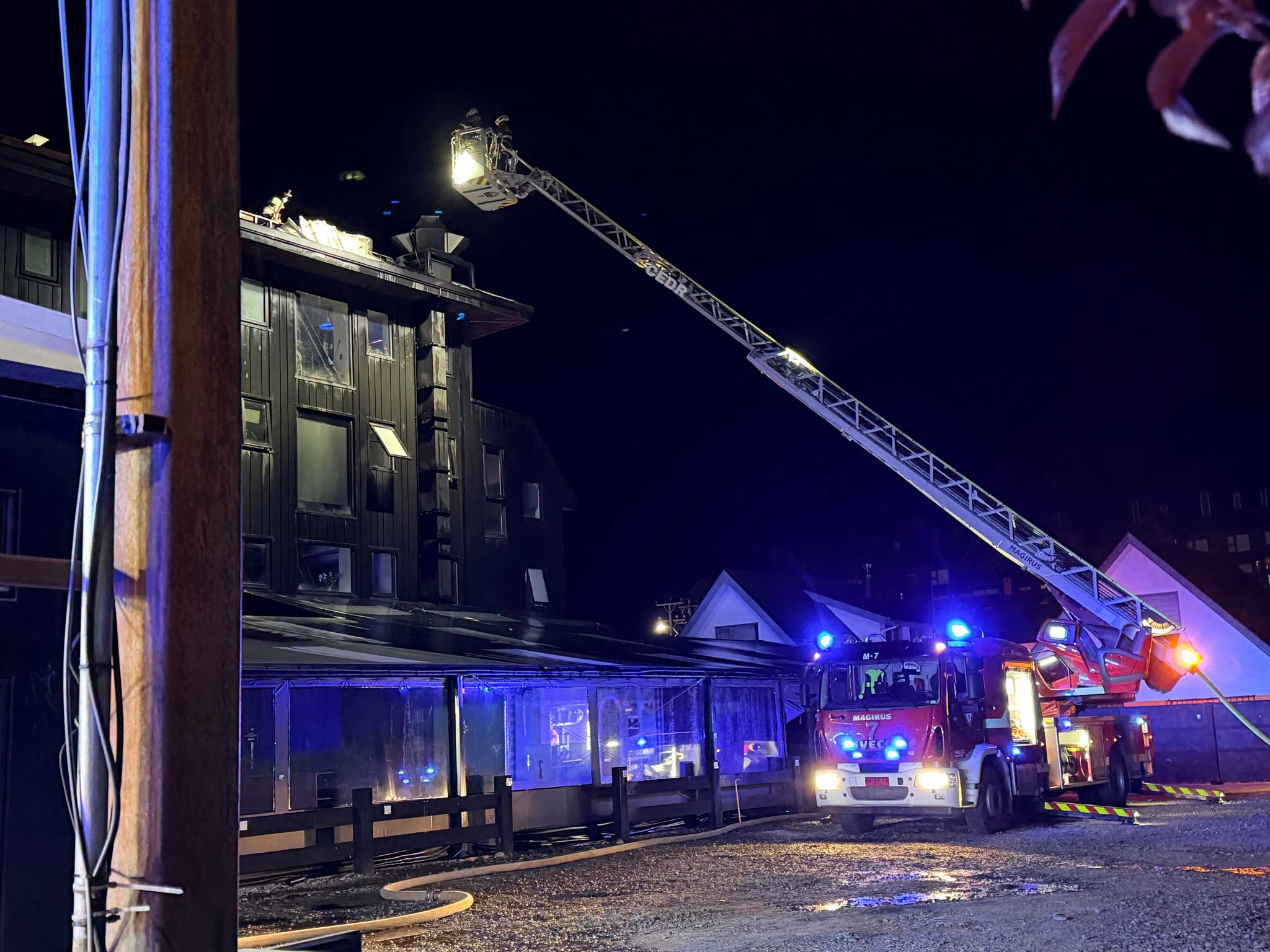 Incendio afectó techo de edificio de cuatro pisos en Puerto Varas: dos personas fueron evacuadas y no hubo lesionados
