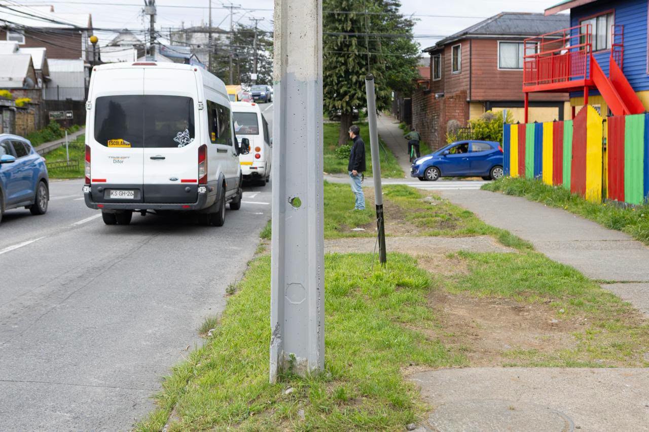 “El que raya, paga”: imputados por vandalizar postes cumplieron con reparar el daño en Puerto Montt