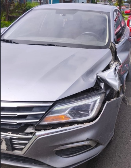 Así quedó el automóvil que colisionó con el Carro Bomba