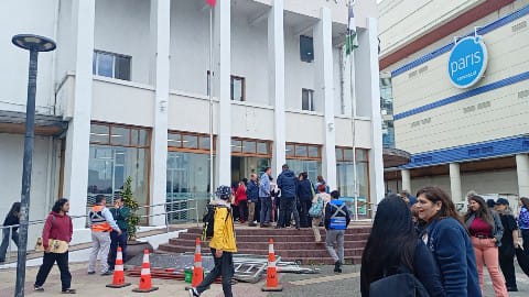 Fuga de gas movilizó a bomberos y obligó a evacuar de forma preventiva la Municipalidad de Puerto Montt